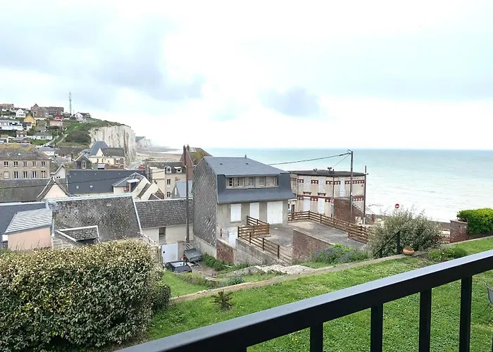 Le Nid Sur La Falaise