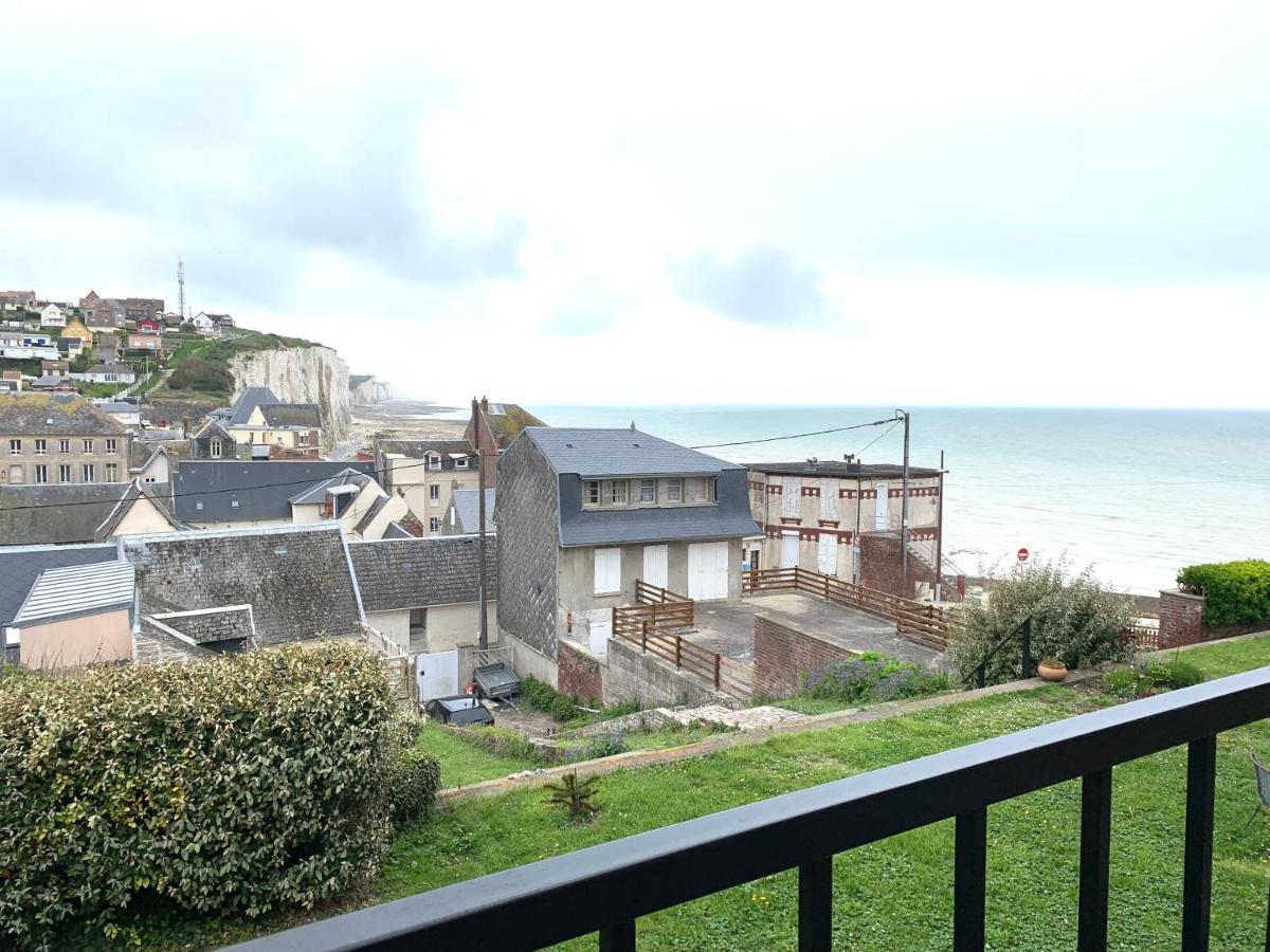 Le Nid Sur La Falaise *